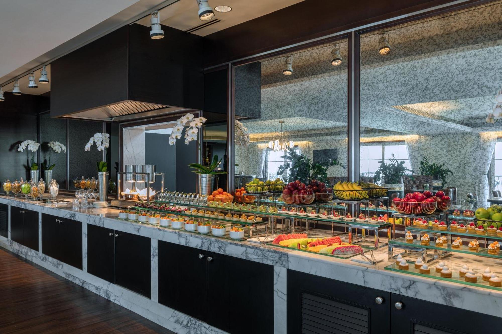 The Westin Dubai Mina Seyahi Beach Resort And Waterpark Екстериор снимка A buffet at a hotel