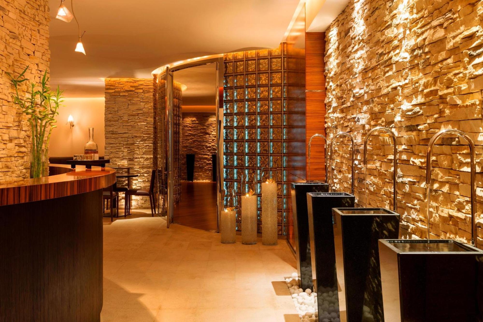 The Westin Dubai Mina Seyahi Beach Resort And Waterpark Екстериор снимка The interior of the restaurant