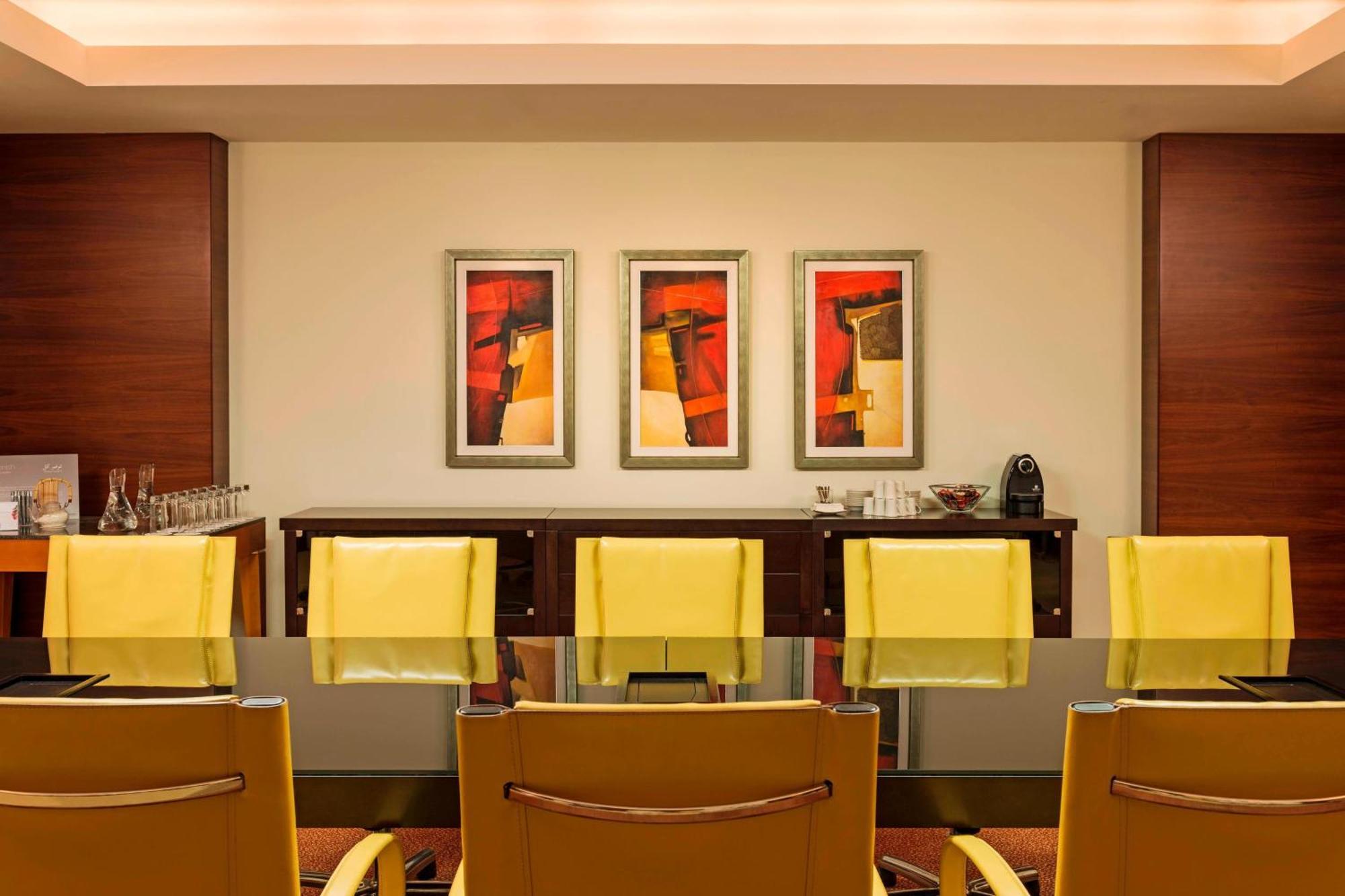 The Westin Dubai Mina Seyahi Beach Resort And Waterpark Екстериор снимка A meeting room at the Westin Palace, Madrid